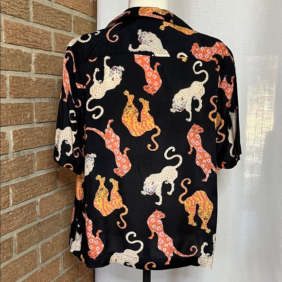 Urban Outfitters Hayden Souvenir Button-Down Shirt. - Small - Picture 3 of 6